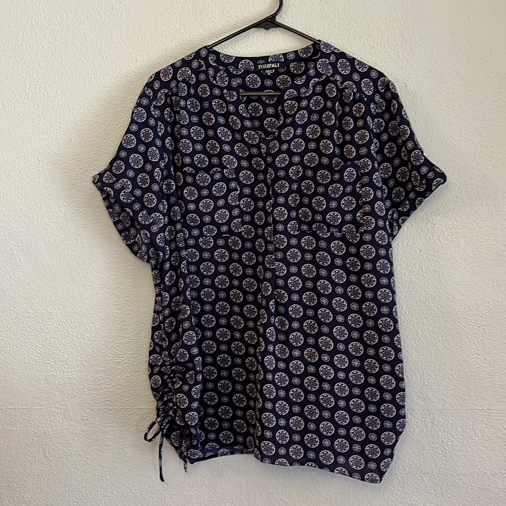 Navy patterned V-neck, loosefitting top from Roz and Ali 1x
